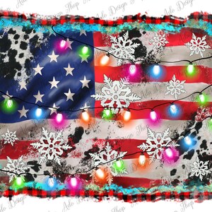 K&ouml;nnte beinhalten: Eine abgenutzte amerikanische Flagge in den Farben Rot, Wei&szlig; und Blau. Die Flagge ist mit einer Lichterkette aus bunten Weihnachtslichtern und wei&szlig;en Schneeflocken verziert. Die Flagge ist mit einem roten und schwarzen Buffalo-Karomuster umrandet.