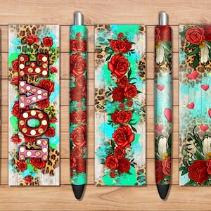 Puede incluir: Cinco diseños diferentes para envoltorios de bolígrafos. Los diseños presentan rosas rojas, estampado de leopardo, corazones, plumas y la palabra "LOVE" en rosa y rojo.