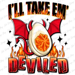 Könnte beinhalten: Ein roter Teufel mit Flügeln und einem Schwanz, der ein teuflisches Ei hält. Der Text "I'll take 'em deviled" ist in Schwarz mit Flammen hinter dem Text geschrieben.