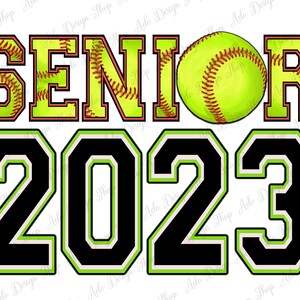 Peut inclure: Texte noir et vert avec un contour blanc qui lit "SENIOR 2023". Un ballon de softball jaune avec des coutures rouges est centr&eacute; au-dessus du texte.