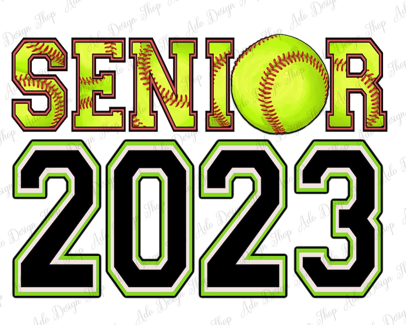 Peut inclure: Texte noir et vert avec un contour blanc qui lit "SENIOR 2023". Un ballon de softball jaune avec des coutures rouges est centr&eacute; au-dessus du texte.