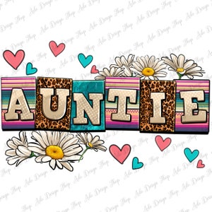 Peut inclure: Un design graphique coloré avec le mot "AUNTIE" en lettres grasses. Les lettres sont décorées de différents motifs, dont un imprimé léopard, des rayures et des pois. Le design est entouré de marguerites blanches et de cœurs roses et bleus.