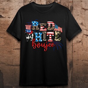 Peut inclure: T-shirt noir avec un motif rouge, blanc et bleu qui dit "Red White Boojee" sur un th&egrave;me patriotique.
