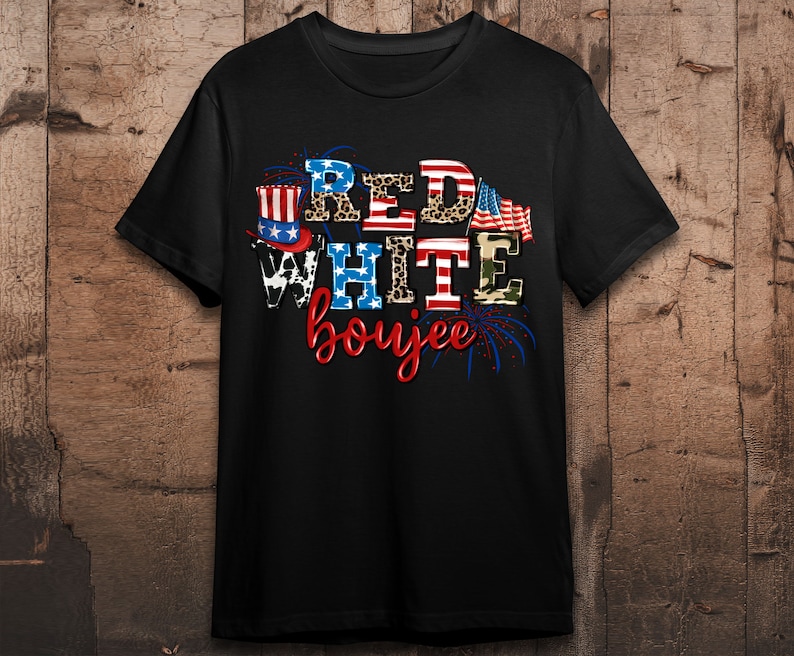 Peut inclure: T-shirt noir avec un motif rouge, blanc et bleu qui dit "Red White Boojee" sur un th&egrave;me patriotique.
