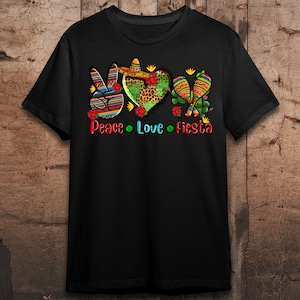Puede incluir: Camiseta negra con un signo de paz, un coraz&oacute;n y maracas con el texto "Peace Love Fiesta" en letras de colores.
