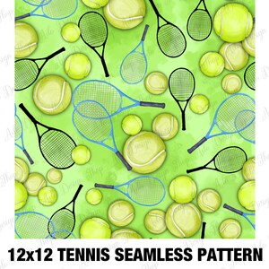 Puede incluir: Un patr&oacute;n sin costuras con raquetas de tenis y pelotas de tenis sobre un fondo verde. Las raquetas son negras y azules, y las pelotas son amarillas. El patr&oacute;n mide 30,48 cm por 30,48 cm.