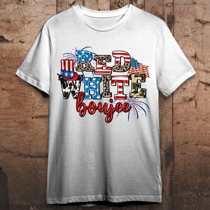 Peut inclure: T-shirt blanc avec un motif rouge, blanc et bleu qui dit "Red White Boojee" sur un th&egrave;me patriotique.