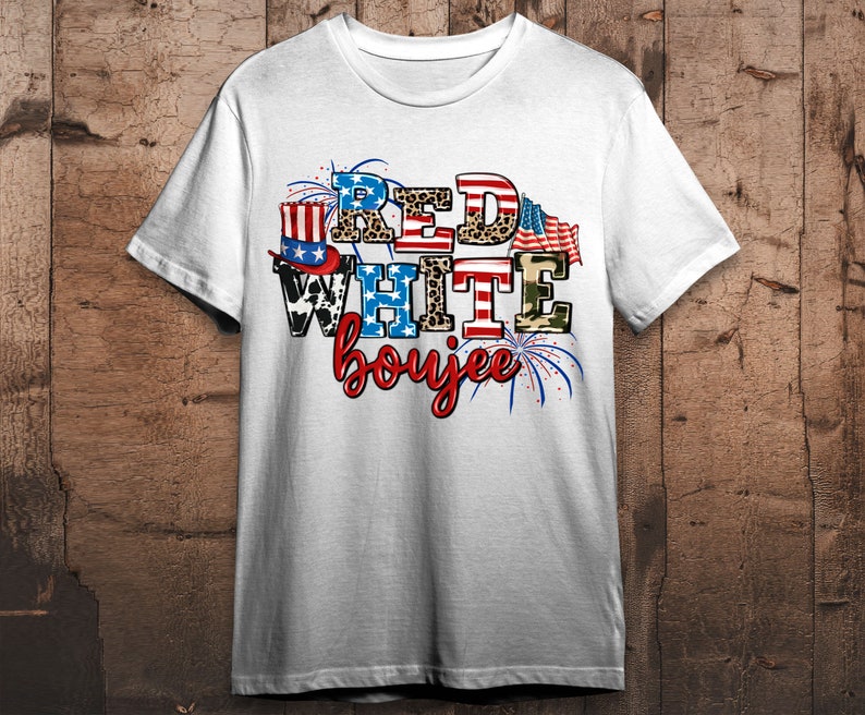 Peut inclure: T-shirt blanc avec un motif rouge, blanc et bleu qui dit "Red White Boojee" sur un th&egrave;me patriotique.
