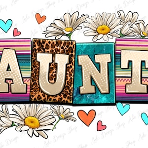 Peut inclure: Un design graphique coloré avec le mot "AUNT" en grandes lettres. Les lettres sont décorées de différents motifs, notamment des rayures, un imprimé léopard et du turquoise. Le design est entouré de marguerites blanches et de cœurs rouges.