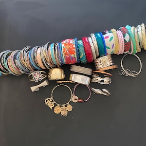 Lote de brazaletes y pulseras bohemios apilables vintage en tonos dorados y plateados