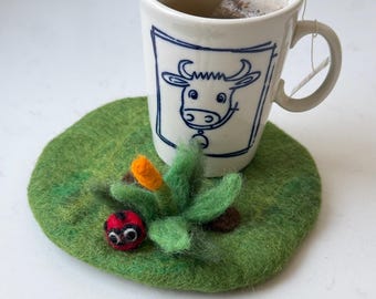 Sottobicchiere in lana fatto a mano_Sottobicchiere in feltro a forma di coccinella_regalo per la primavera_cottagecore