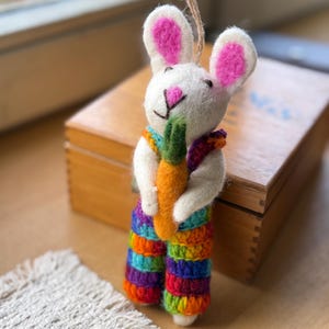 Ornement de lapin arc-en-ciel en feutre fait main — Lapin en feutre avec carottes et pantalon au crochet, décoration à suspendre