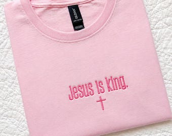Camiseta bordada "Jesús es Rey", camiseta minimalista de fe cristiana.