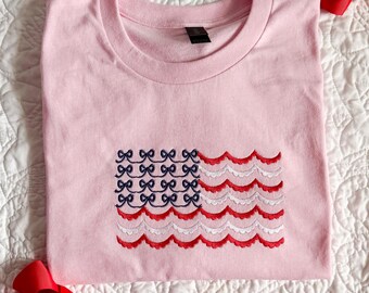 Camiseta rosa con lazo patriótico y bandera bordada – Camiseta del 4 de julio