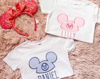 Camiseta personalizada para niño pequeño / Aplicación de Mickey Mouse a cuadros, bordado de nombre personalizado, camiseta de vacaciones