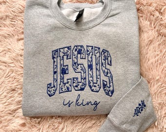 Sudadera con bordado "Jesús es Rey" / Sudadera cristiana de cuello redondo / Bordado floral de fe / Ropa cristiana minimalista