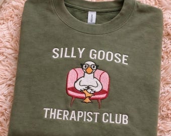 Sudadera bordada del Club de Terapeutas Silly Goose / Sudadera divertida de cuello redondo sobre salud mental