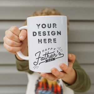 Op de afbeelding: Een witte keramische mok met een zwart ontwerp met de tekst "Uw ontwerp hier" en "Happy Father's Day".