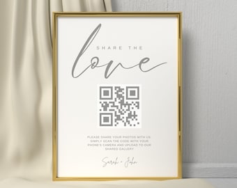 Könnte beinhalten: Ein goldfarbener Rahmen mit dem Text "SHARE THE love" in grauer Schrift. Unter dem Text befindet sich ein QR-Code, und der Text "PLEASE SHARE YOUR PHOTOS WITH US. SIMPLY SCAN THE CODE WITH YOUR PHONE'S CAMERA AND UPLOAD TO OUR SHARED GALLERY" befindet sich unter dem QR-Code. Die Namen "Sarah + John" sind in grauer Schrift unter dem Text geschrieben.
