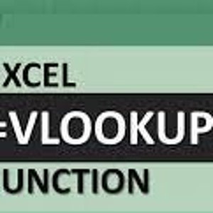 Può includere: Un foglio di calcolo Excel verde e nero con il testo "=VLOOKUP() FUNCTION" su uno sfondo verde. Il foglio di calcolo ha una cella verde con la lettera "X" al suo interno.