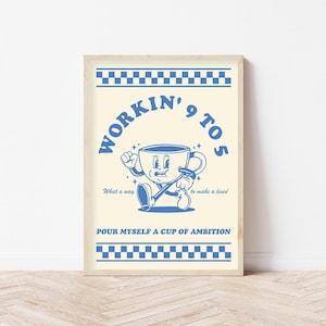 Puede incluir: Un póster azul y blanco con el texto "Workin' 9 to 5" en una fuente retro. Una taza de café de dibujos animados con una cara camina y sostiene una espada. El texto "What a way to make a livin'" está debajo de la taza. El texto "Pour myself a cup of ambition" está en la parte inferior del póster.