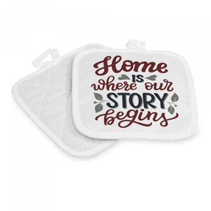Könnte beinhalten: Zwei weiße, gesteppte Topflappen mit einem roten und grauen Design, auf dem "Home is where our story begins" steht.