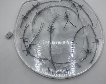Epoxidharz Klodeckel mit echtem Stacheldraht & LED-Beleuchtung – handgefertigt