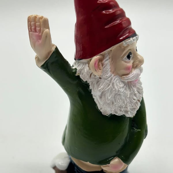 Garden gnome 10 cm high pee