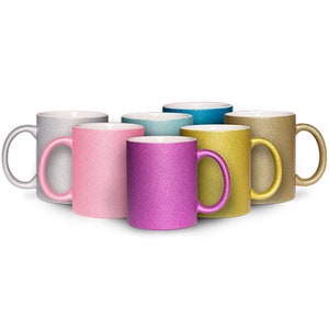 Könnte beinhalten: Satz mit sechs Keramikbechern mit glitzerndem Finish. Die Becher sind in verschiedenen Farben, darunter Silber, Rosa, Lila, Gold und Beige.