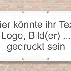 Può includere: Un banner bianco con il testo tedesco "Hier könnte ihr Text, Logo, Bild(er) ... gedruckt sein". Il banner ha occhielli lungo i bordi ed è montato su un muro di mattoni.