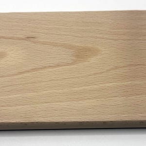 Könnte beinhalten: Ein rechteckiges Holzschneidebrett mit abgerundeten Ecken, das eine hellbraune Farbe und eine sichtbare natürliche Holzmaserung aufweist, die horizontal über die flache Oberfläche verläuft und eine glatte, geschliffene Oberfläche hat.