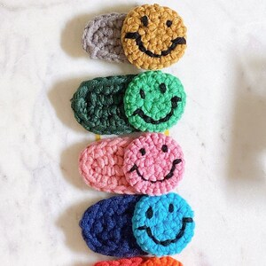 Pinces à cheveux emoji de bande dessinée au crochet faites à la main, pinces à cheveux au crochet, accessoires pour cheveux, pour elle, pinces à cheveux de bande dessinée, pinces à cheveux emoji, cadeau