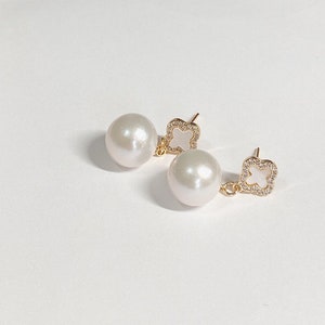 Dainty Four Leaf Clover Round Edison Pearls Earrings, 10-11mm Pearls Studs, Everyday Earrings, Minimalist Earrings, Bridal Earrings, For Her