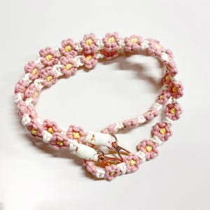 Correa cruzada de macramé hecha a mano, cordón ajustable para llaves de macramé, llavero de pulsera de margaritas, porta credencial de macramé para dama de honor, regalo de enfermera para ella