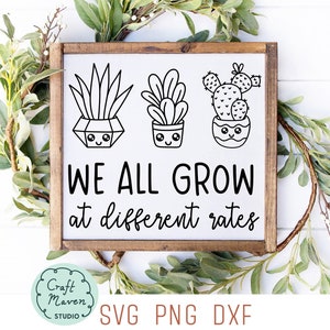 Todos crecemos a ritmos diferentes Svg, Svg motivacional, Svg de letrero de aula, Svg inspirador, Svg de cactus lindo, Sigue creciendo svg, enseñanza svg
