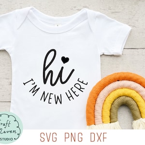 Olá, sou novo aqui Svg, Anúncio de recém-nascido svg, Novo bebê svg, Macacões de recém-nascido svg, Onesie svg, Babador svg, Olá mundo svg, png, dxf, arquivos de corte