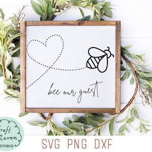 Gastenkamer svg, bij onze gast svg, logeerkamer svg, teken welkom gast, boerderij welkomstbord svg, honingbij svg, yay you're here svg, png