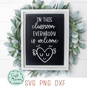 教室の標識 SVG、インクルージョン SVG、この教室では誰でも歓迎されます SVG、あなたは愛されています SVG、教育 SVG、教師 SVG、Png、Dxf ファイル
