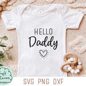 Hello Daddy SVG, Annuncio di nascita SVG, Prossimamente Svg, Annuncio del bambino Svg, Famiglia Svg, Hello Daddy Png, Hello world svg, Body svg
