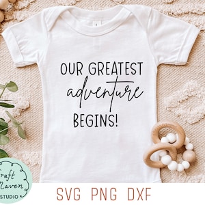 Rozpoczyna się nasza największa przygoda svg, Ciąża svg, Body niemowlęce svg, Zapowiedź narodzin dziecka svg, Okrągły kombinezon niemowlęcy svg, Zapowiedź ciąży w rodzinie svg