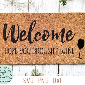 Välkomstmatta svg, Hoppas du tog med dig vin svg, Rolig dörrmatta svg, vinälskare svg, välkommen hem svg, verandaskylt svg, png-fil, dxf, klippfiler