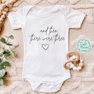 Und dann gab es drei SVG, Baby Ankündigung SVG-Datei, und dann gab es 3, Baby onesies SVG, Neugeborenen Ankündigung Zeichen, png Datei, dxf