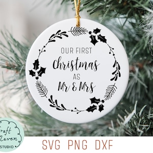 Nuestra primera Navidad como Sr. y Sra. SVG, Recién casados SVG, Adornos navideños SVG, Decoración navideña Svg, Corona navideña Svg, Para él y para ella svg