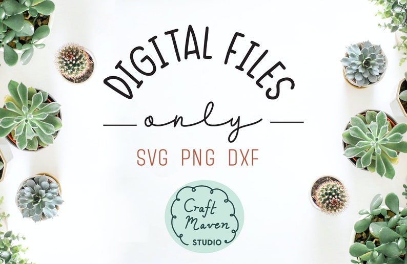 Puede incluir: Archivos digitales solamente, SVG PNG DXF, texto en un c&iacute;rculo blanco con fondo verde: Craft Maven Studio. La imagen est&aacute; rodeada de peque&ntilde;as suculentas en macetas.