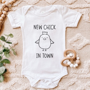 Neues Küken in der Stadt SVG, Baby Geburtsanzeige svg, Baby Mädchen Geburtsanzeige svg, Neugeborenen svg, Baby Onesies Svg, lustiges Baby svg
