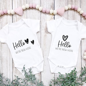 Baby SVG Bundel, Twins Baby Onesie, Pasgeboren SVG Bundel, Baby Citaat, Drieling svg, Hello World svg, Baby Girl, Baby Boy, Geboortekaartje