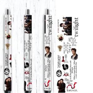 Op de afbeelding: Een witte pen met een zwarte dop met een ontwerp geïnspireerd op de Twilight-filmserie. De pen heeft citaten uit het boek en personages uit de film. De pen is versierd met rode rozen, een schaakstuk en een rode appel.