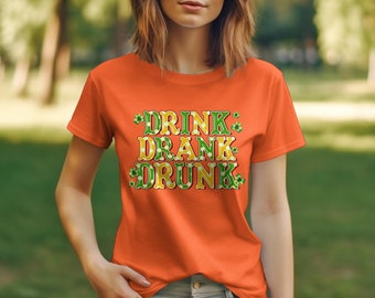 Divertente t-shirt per il giorno di San Patrizio, maglietta Drink Drank Drunk Shamrock, camicia unisex per feste irlandesi, top per feste con trifoglio verde
