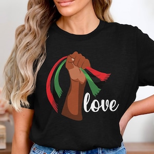 T-shirt del mese della storia nera, T-shirt con bandiera panafricana, T-shirt grafica con il pugno alzato, Camicia Heritage Pride, T-shirt African American Pride