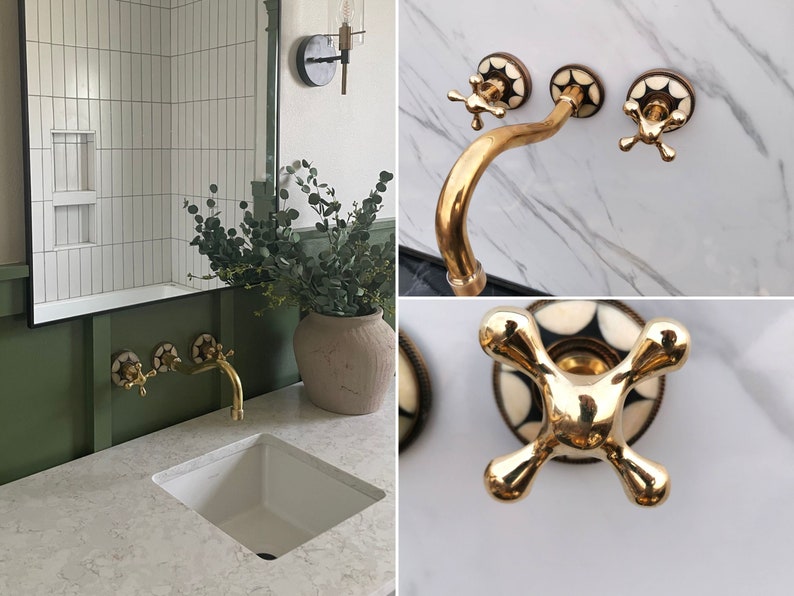 Pu&ograve; includere: Rubinetto da bagno dorato con una maniglia a motivo bianco e nero. Il rubinetto &egrave; montato su una parete in marmo bianco.